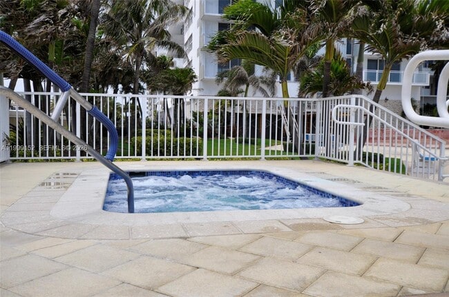 Building Photo - 2030 S Ocean Dr