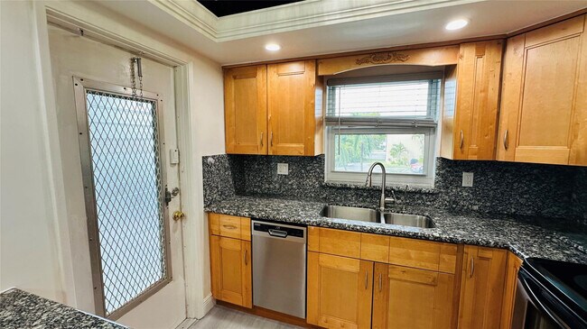 Building Photo - 651 Pine Dr