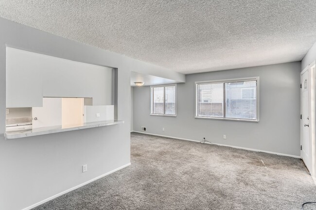 Building Photo - Everything you Need, 2 Bed, 1.5 Bath townh...
