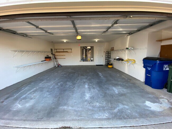 Building Photo - Great Location! 2 Bed 2 Bath 2 car garage.
