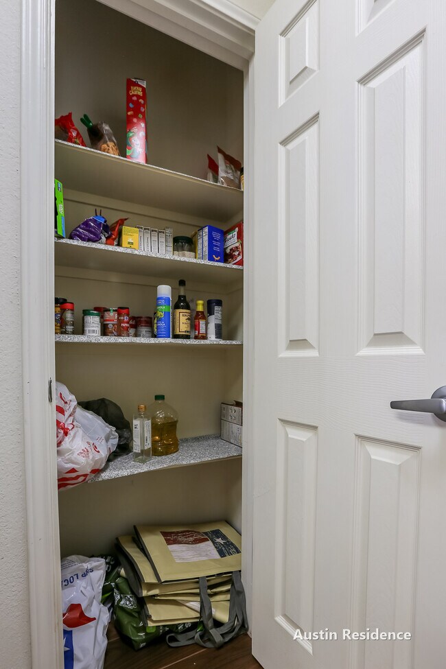 Building Photo - 910 W 25th St