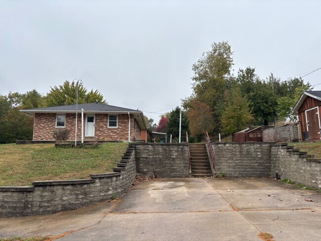 Building Photo - 1951 Elmwood Dr E