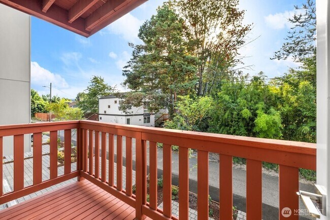 Building Photo - 6423 Ellis Ave S