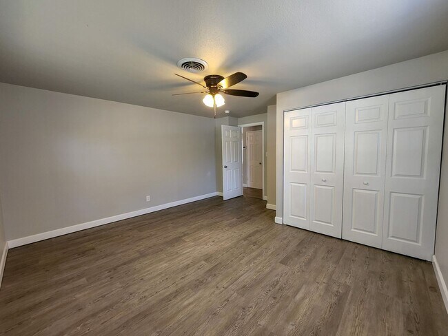 Building Photo - 3 Bedroom 2 Bath brick home in Shawnee