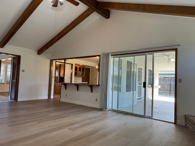 Building Photo - 6517 N San Pedro Ave