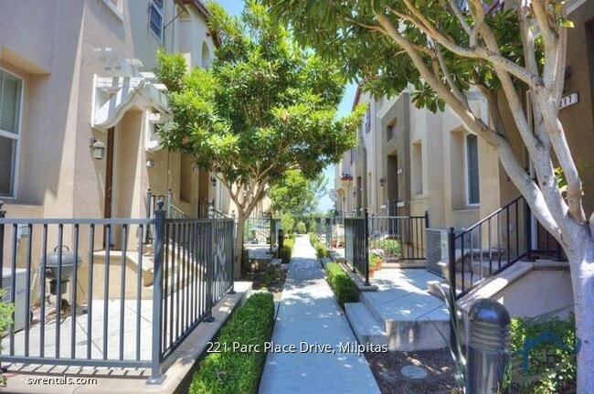 Building Photo - 221 Parc Pl Dr