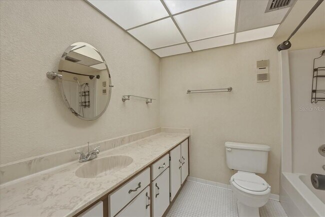 Building Photo - 1404 Oak Pl