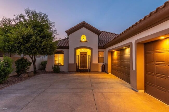 Building Photo - 908 Elm St