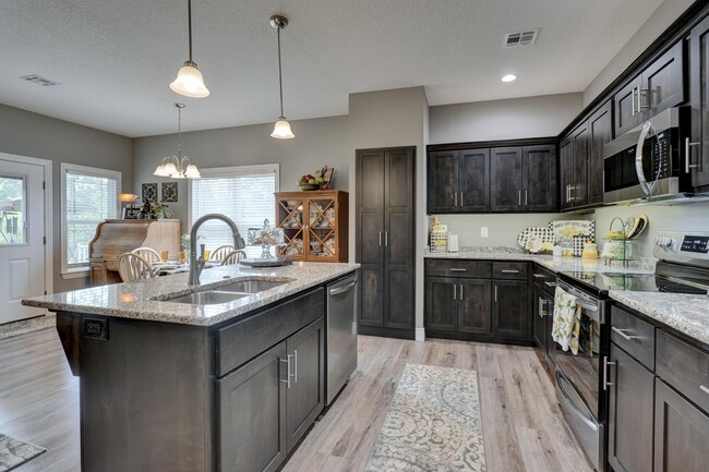 Building Photo - New Unit now available for lease! Modern 2...