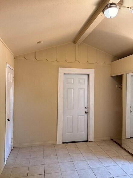 Building Photo - 1801 1/2 Tyler Ave