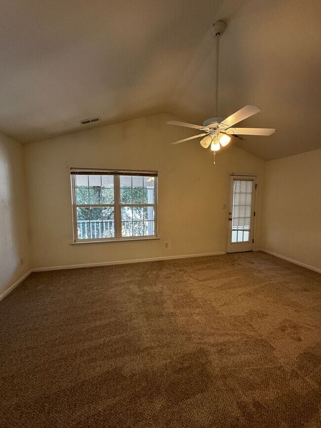 Building Photo - BEAUTIFUL OPEN FLOOR PLAN