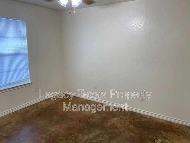 Building Photo - 1322 Country Club Rd