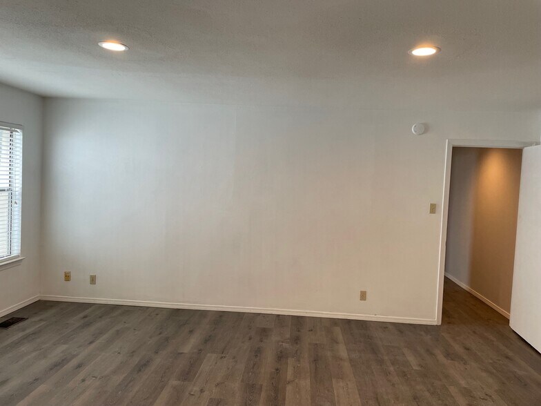 Building Photo - 3904 Clarke Ave