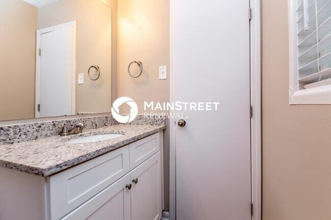 Building Photo - 3 Bedroom Pet-Friendly Home in Forest Park...