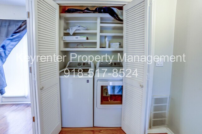 Building Photo - Riverview - Stunning 2 bed 2 bath Townhouse Great Location