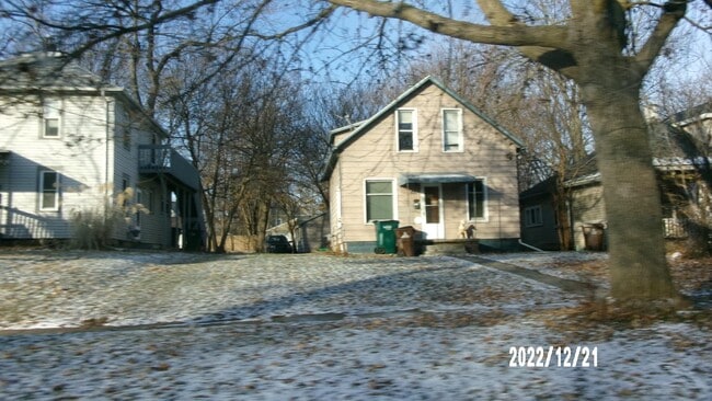 Building Photo - 1828 Davis Ave