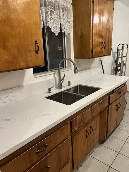 Building Photo - 1022 W 25th St