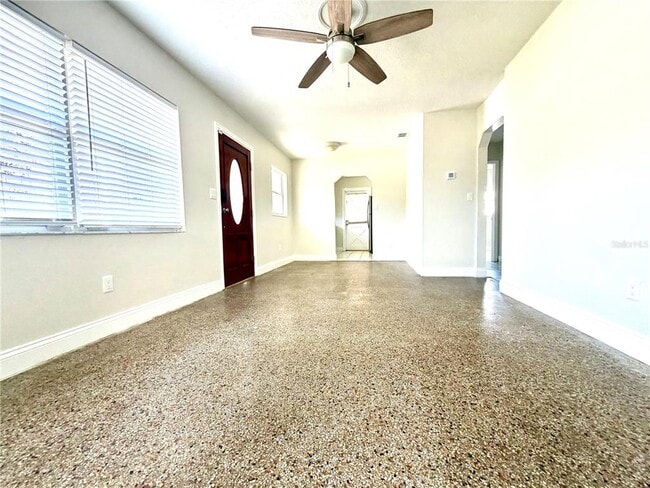 Building Photo - 2119 W Henry Ave
