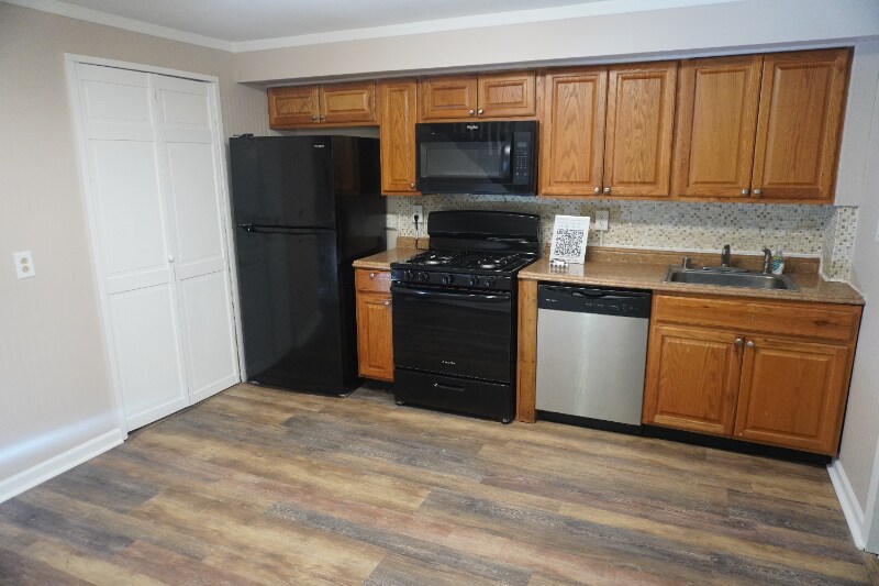 Building Photo - 7956 Eastdale Rd