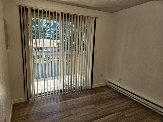 Building Photo - Remodeled 2/1.5 Townhome in a Quiet Fourplex