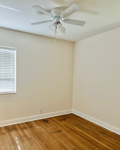 Guest bedroom 1 - 6446 Dartmouth Ave N