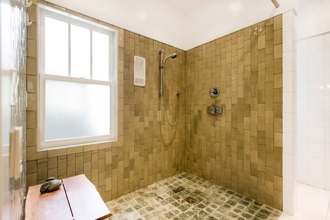 Building Photo - Sunny Apartment in Elmwood Neighborhood