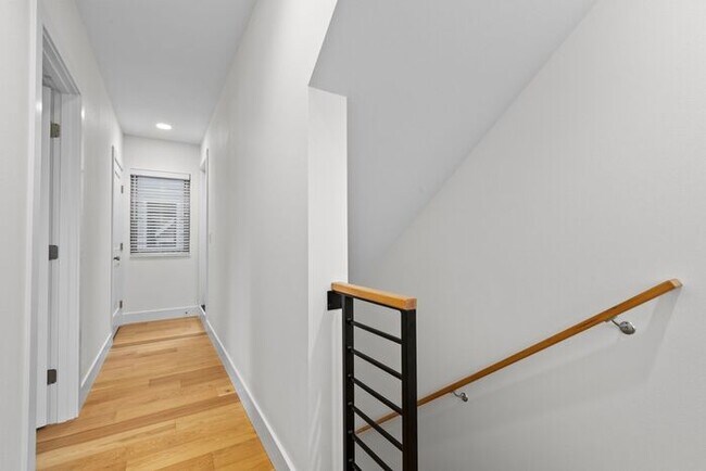 Building Photo - Stunning Ultra-Modern Central District Tow...