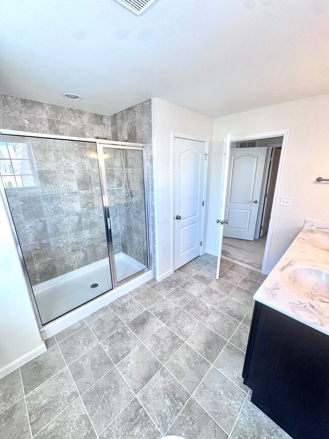 Building Photo - THREE BEDROOM TOWNHOME- PARKLAND SCHOOLS!