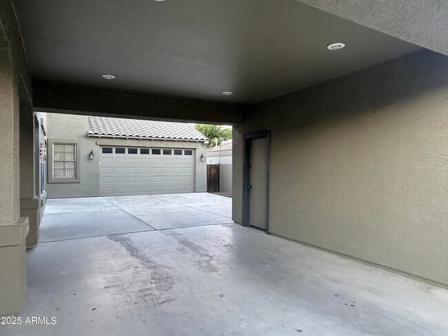 Building Photo - 12534 W Solano Dr