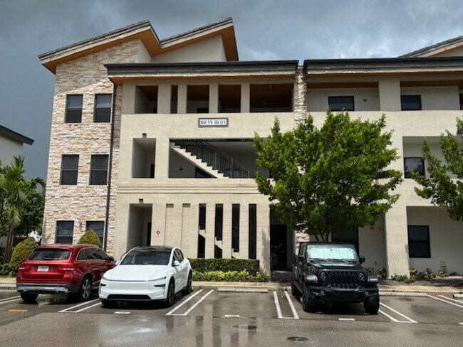 Building Photo - Great Condo unit in Doral