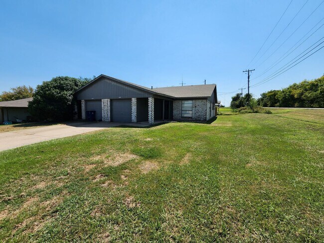 Primary Photo - Cozy 2 Bedroom Duplex in Joshua