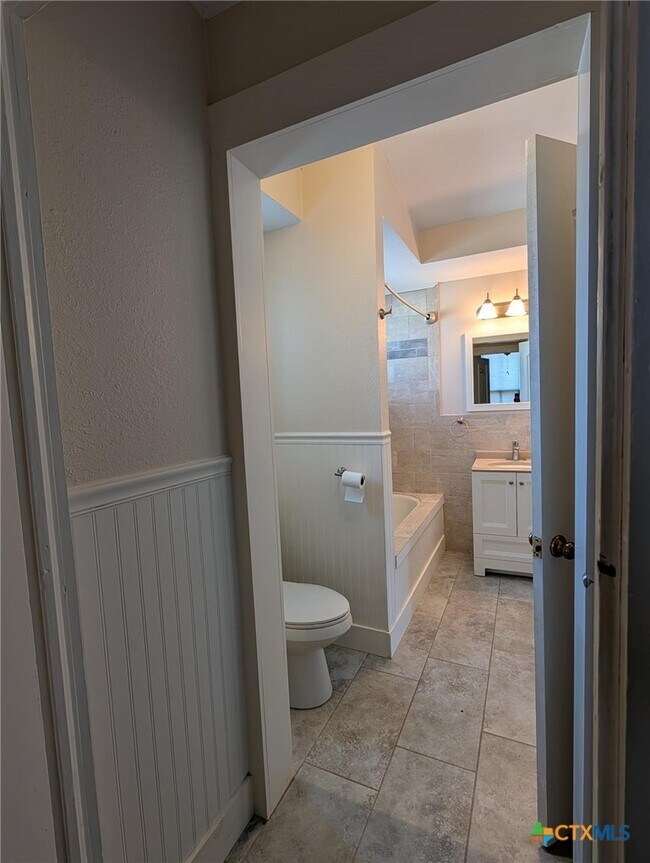 Building Photo - 619 E Donegan St