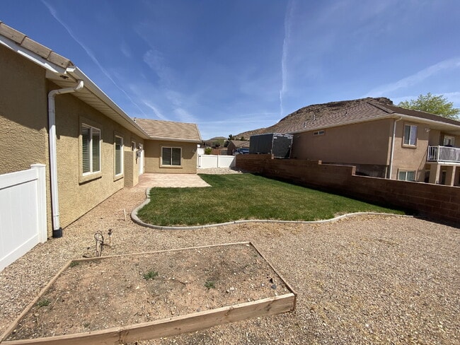 Building Photo - Welcome Home! Lovely 3 bed 2 bath home.