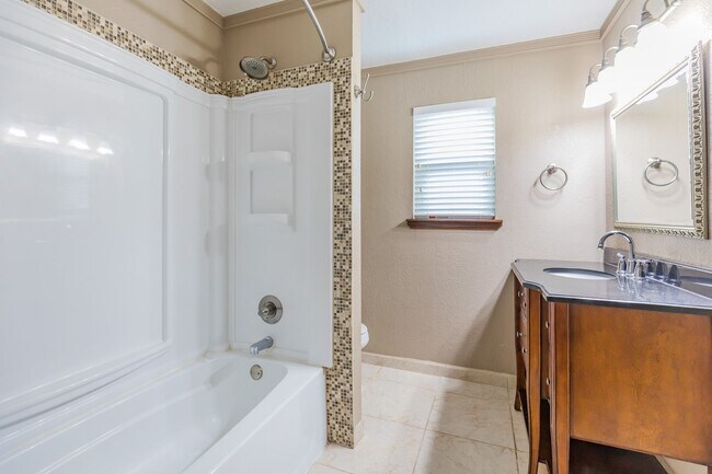 Building Photo - Beautiful Home Near Foothills Park With Gr...