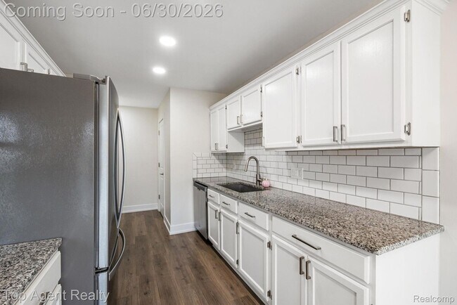 Building Photo - 38887 Country Cir