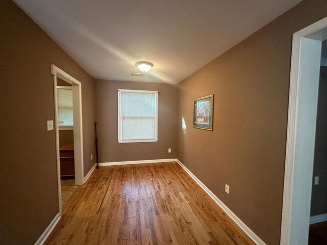 Building Photo - Forest Hills Cutie