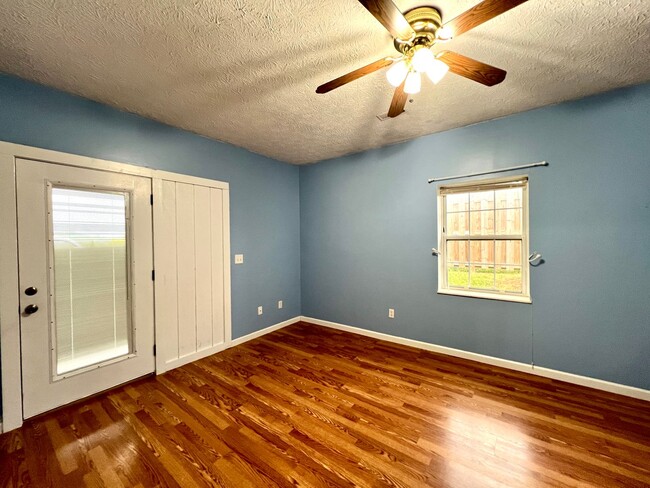 Building Photo - 3 bedroom close to Interstate in Kodak! On...