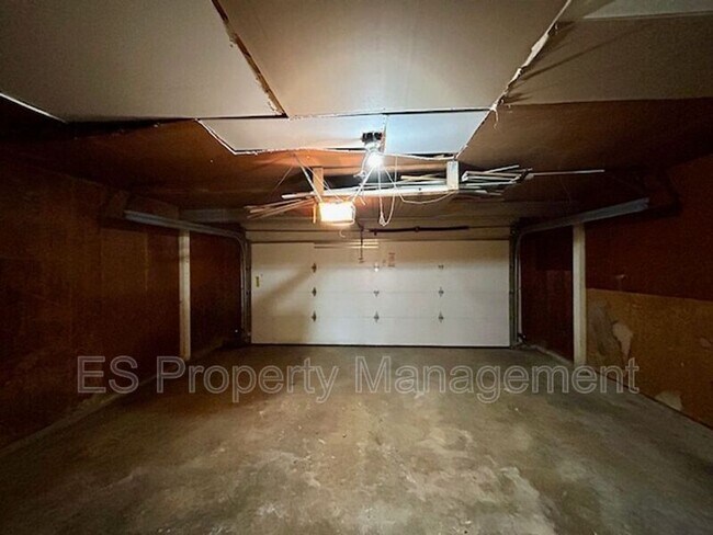 Building Photo - 825 Sweetbriar Ave