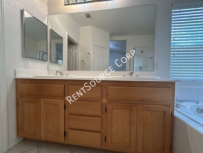 Building Photo - 39821 Sunstar St