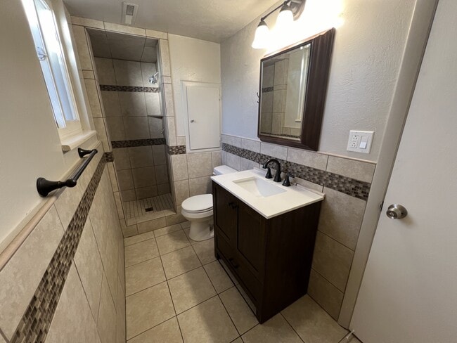 Building Photo - 4765 Nightingale Dr