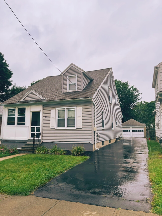 Building Photo - 70 Eileen St