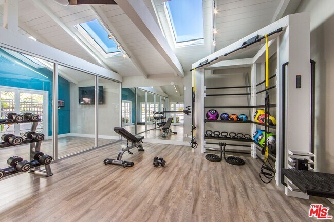 Building Photo - 6600 Beachview Dr