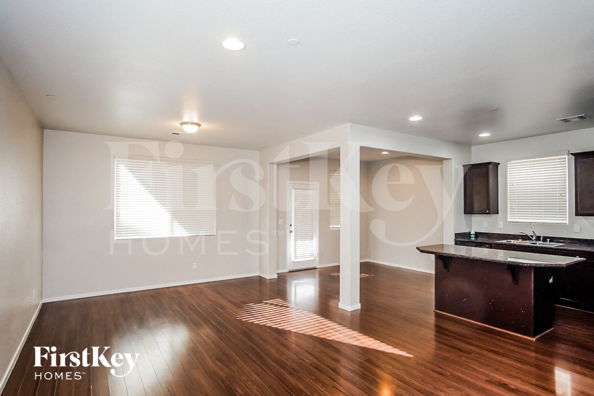 Building Photo - 121 Country River Ave