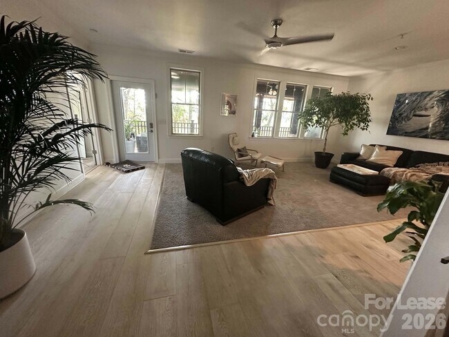Building Photo - 5551 Colonial Chatsworth Cir