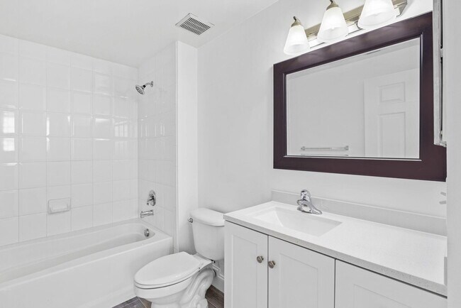 Building Photo - 616 Clearwater Park Rd