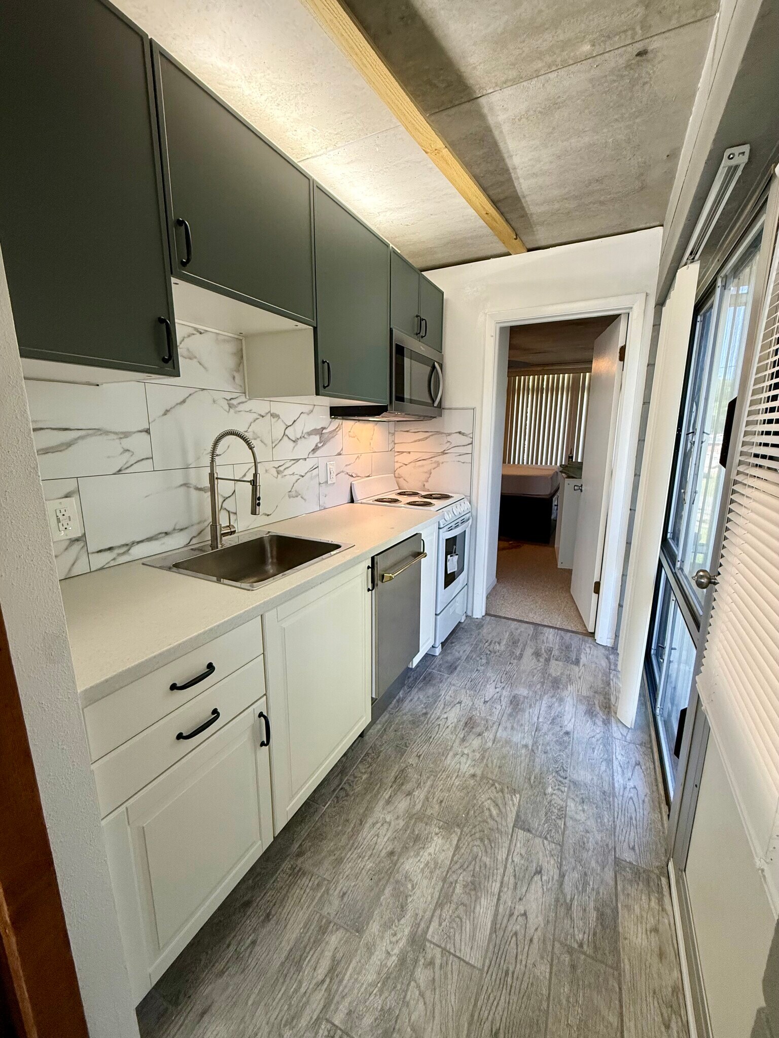 Building Photo - 160 N Lakeview Dr