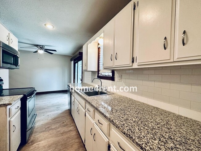 Building Photo - Fantastic Parkville area with Updated Kitchen including Granite Counters and Stainless Steel Appl...