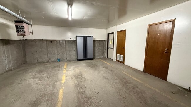 Building Photo - Well Maintained Top Floor 2 Bed/2 Bath Condo W/Garage Space. Call Today!