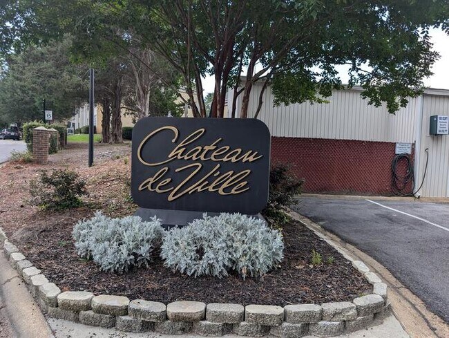 Building Photo - Furnished rental Forest Acres