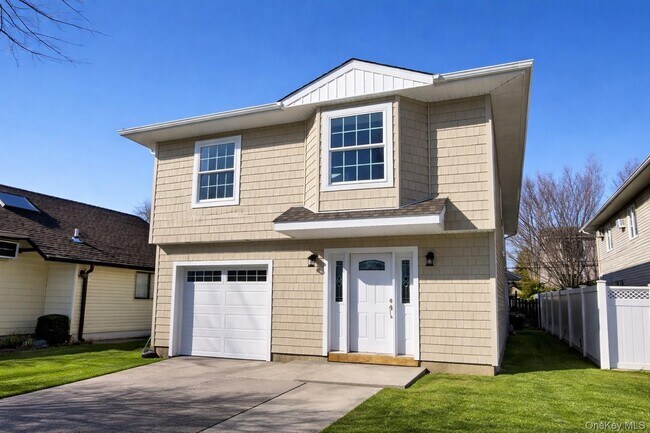 Building Photo - 451 E Pine St